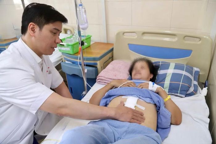 Bác sĩ thăm khám cho bệnh nhân sau phẫu thuật - Ảnh BVCC