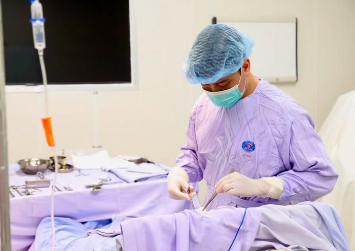 Bác sĩ phẫu thuật cho bệnh nhân - Ảnh BVCC