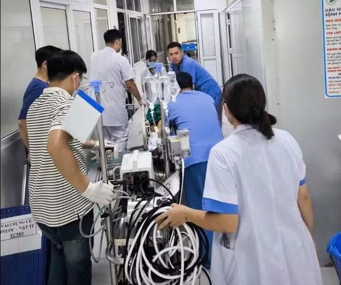 Sau hơn 2 giờ cấp cứu, nhịp tim của người bệnh đã trở lại - Ảnh BVCC