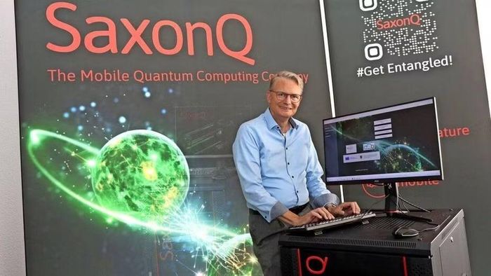 GS Grundmann bên chiếc máy tính lượng tử hoàn chỉnh đầu tiên thế giới chạy ở nhiệt độ phòng.