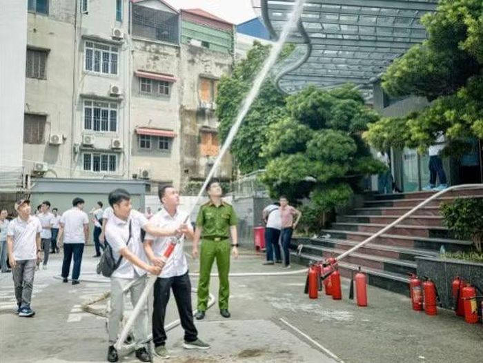 Lực lượng PCCC cơ sở triển khai đội hình phun nước chữa cháy theo tình huống giả định