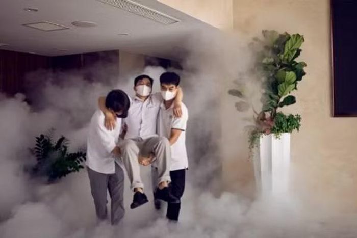 Cán bộ nhân viên thoát nạn khi có sự cố cháy nổ.