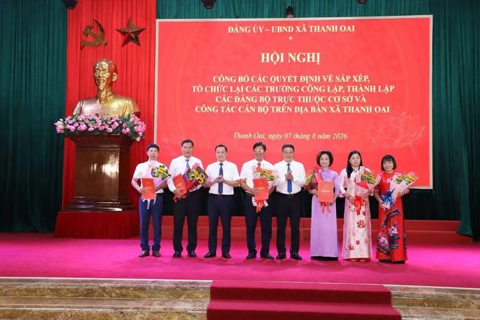 Lãnh đạo xã Thanh Oai công bố và trao các quyết định về công tác cán bộ cho các trường học sau sắp xếp.