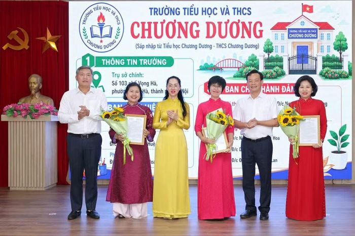 Lãnh đạo phường Hồng Hà trao quyết định cho các trường sau sắp xếp.