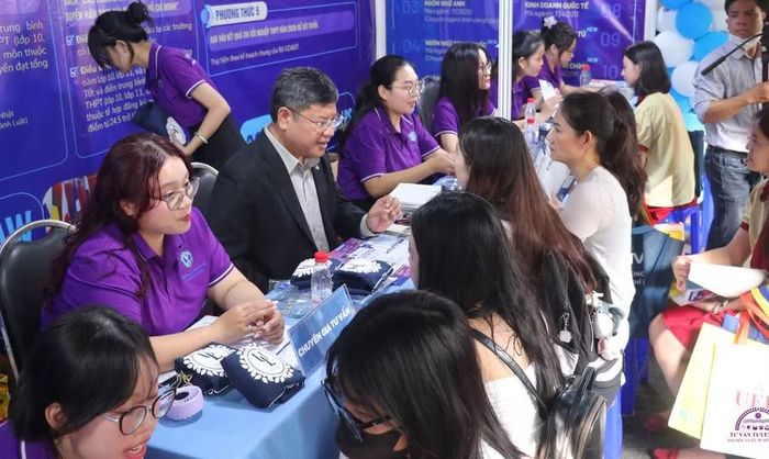 Hoạt động tư vấn tuyển sinh năm 2026 của Trường Đại học Luật TPHCM.