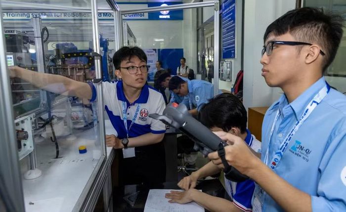 Sinh viên tham gia cuộc thi lĩnh vực Robot, Điều khiển và Tự động hóa do Trường Đại học Công nghệ Kỹ thuật TPHCM tổ chức năm 2026. Ảnh: UTE.