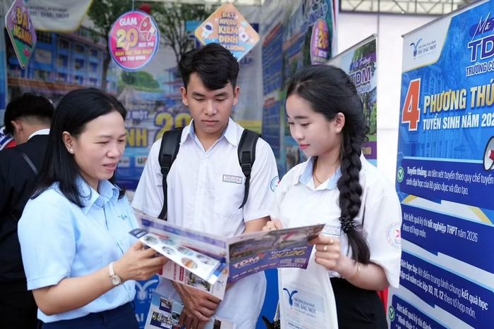 Thí sinh tại Vĩnh Long tham gia tư vấn tuyển sinh – hướng nghiệp 2026. Ảnh: TDMU.