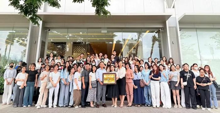 Sinh viên đi thực tế tại doanh nghiệp