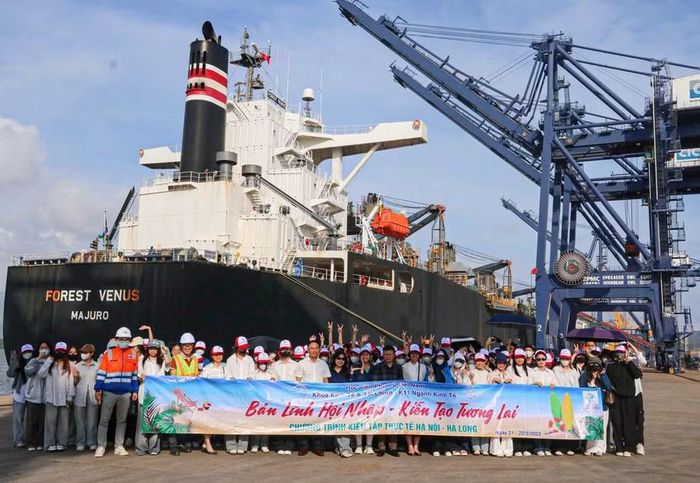 Sinh viên Học viện Phụ nữ Việt Nam đi thực tế tại doanh nghiệp.