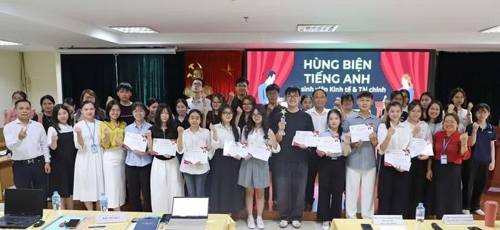 Sinh viên Kinh tế và tài chính tham gia Cuộc thi hùng biện bằng tiếng Anh.