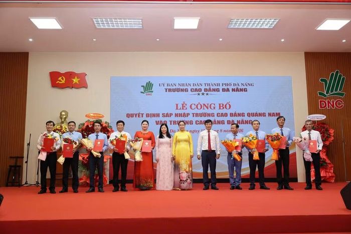 Bà Nguyễn Thị Anh Thi (thứ 6 từ phải sang), Phó Chủ tịch UBND TP Đà Nẵng trao Quyết định bổ nhiệm quyền Hiệu trưởng Trường Cao đẳng Đà Nẵng cho PGS.TS Vũ Thị Phương Anh (áo dài đỏ) và các Phó Hiệu trưởng.