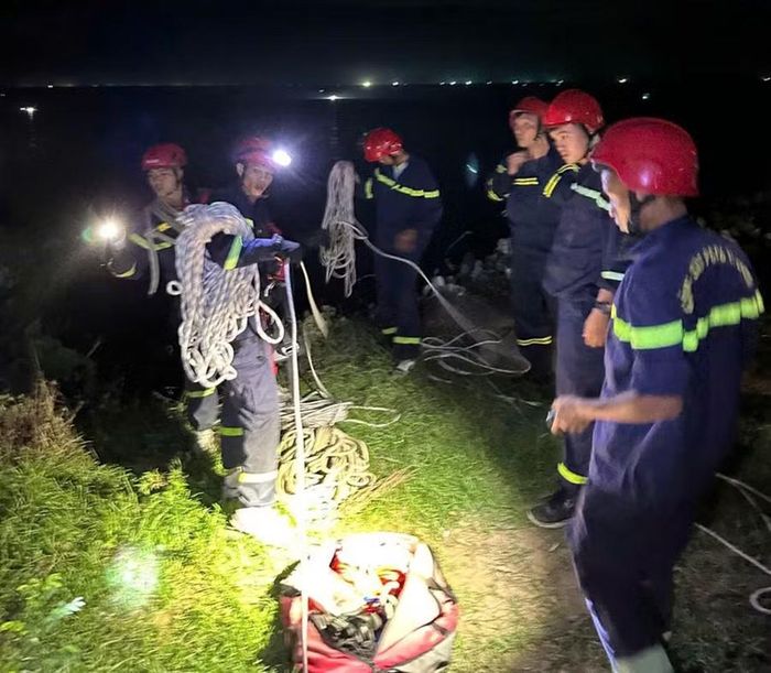Lực lượng cứu hộ triển khai phương án đưa nạn nhân gặp nạn lên bờ. Ảnh: Công an cung cấp