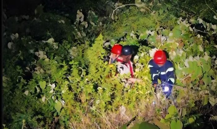 Lực lượng chức năng cứu hộ người bị nạn. Ảnh: Công an cung cấp