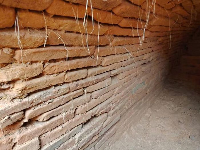 Ngôi mộ gạch được phát hiện trong vườn cây của nhà dân tại xã Kim Liên, Nghệ An. Ảnh: Hồ Hà.