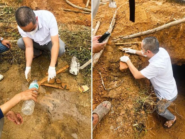 Giới chuyên môn phát hiện 2 thanh kiếm sắt trong quá trình khai quật mộ gạch. Ảnh: Hồ Hà.