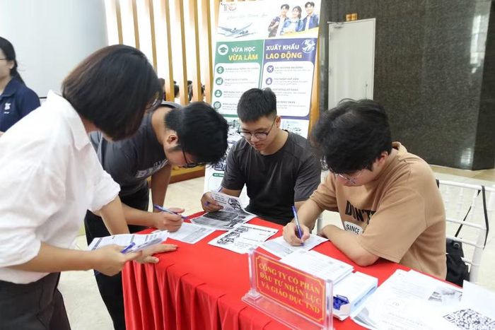 Sinh viên đăng ký tuyển dụng ngay tại ngày hội. Ảnh: Đinh Chiến