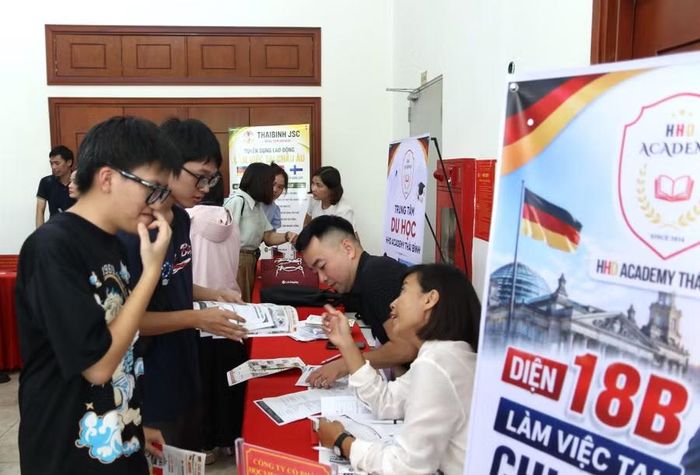 Các nhà tuyển dụng trực tiếp tư vấn cho sinh viên. Ảnh: Đinh Chiến