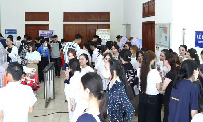 Ngày hội tư vấn việc làm tại Trường Đại học Thái Bình thu hút đông đảo sinh viên tham dự. Ảnh: Đinh Chiến