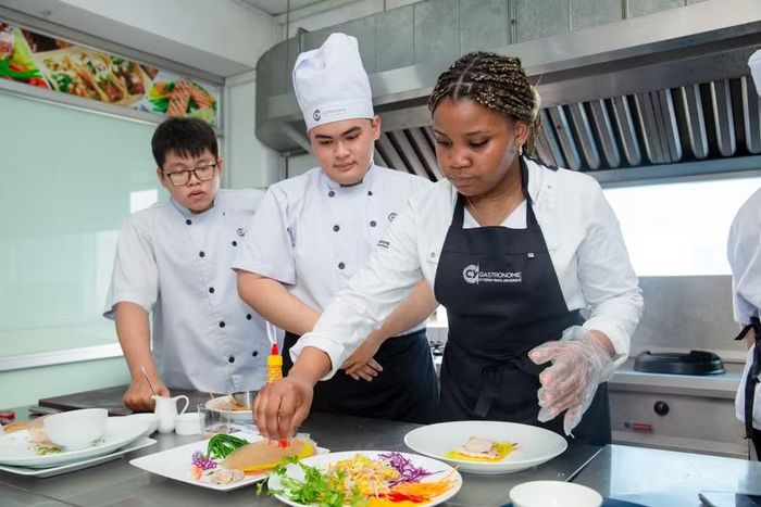 Sinh viên Trường Đại học Công nghệ TPHCM trong giờ thực hành. Ảnh: HUTECH.