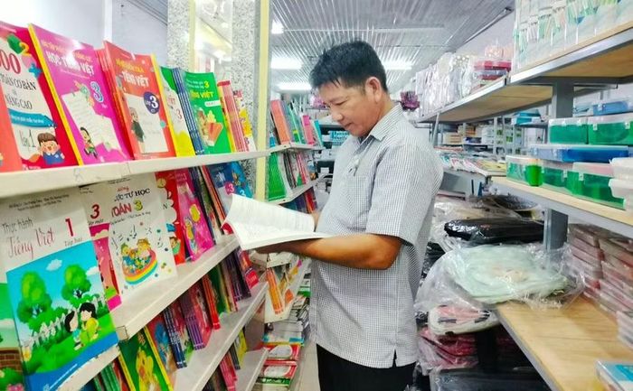Một phụ huynh tìm mua sách giáo khoa cho con.
