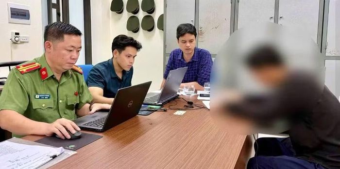 Công an làm việc với các chủ tài khoản đăng tải thông tin sai trên mạng xã hội.