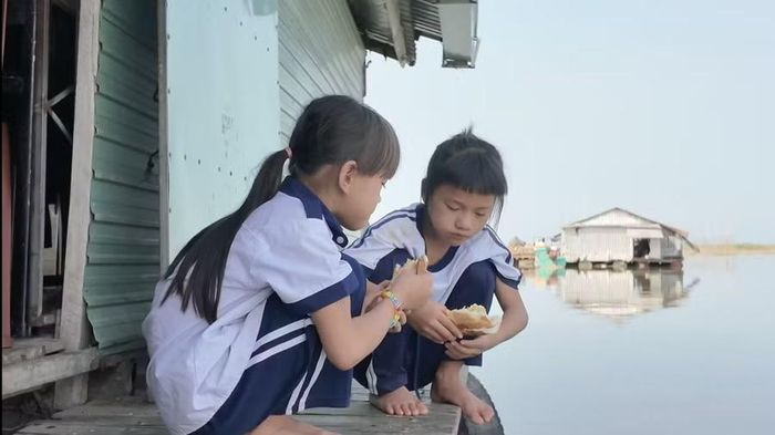 Mọi sinh hoạt của các học sinh đều diễn ra ngay giữa lòng hồ. Ảnh: Phương Thy.