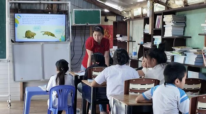 Lớp học với đủ mọi lứa tuổi của cô Kim Lan. Ảnh: Phương Thy.