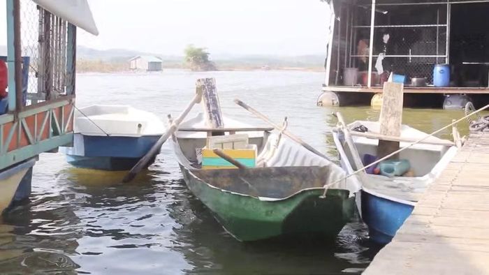 Những chiếc xuồng nhựa nhỏ xếp ngay ngắn trước cửa lớp. Ảnh: Phương Thy.