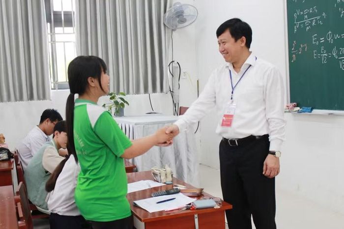 Tiến sĩ Lê Quang Trí, Giám đốc Sở Giáo dục và Đào tạo tỉnh Đồng Tháp thăm hỏi tình hình học tập của học sinh. Ảnh: D.U.