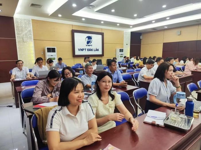 Giáo viên dự Hội nghị tại điểm cầu Sở GD&ĐT. (Ảnh: TH)