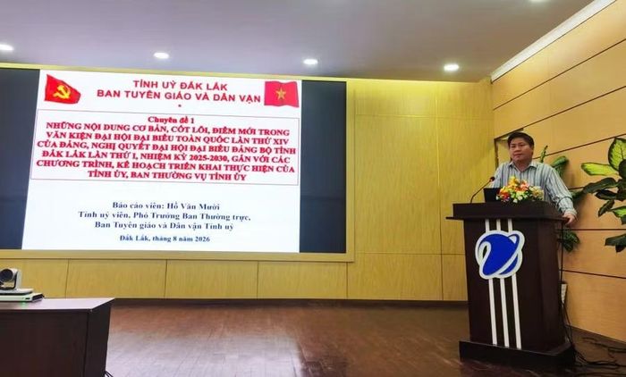 Ông Hồ Văn Mười, Phó Trưởng ban Thường trực Ban Tuyên giáo và Dân vận Tỉnh ủy báo cáo chuyên đề 1 tại Hội nghị. (Ảnh: TH)