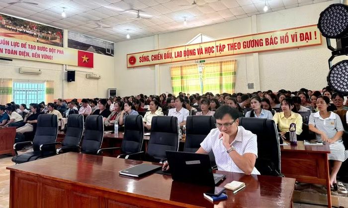Đội ngũ nhà giáo Đắk Lắk tập trung nghiên cứu các chuyên đề tại Hội nghị. (Ảnh: HQ)