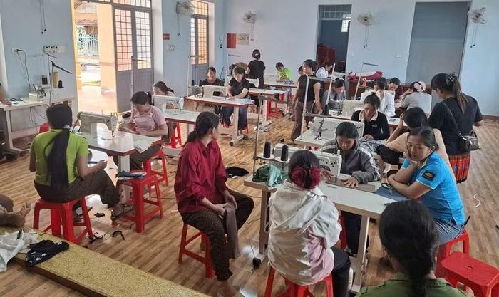 Học viên thực hành các công đoạn cắt, may và hoàn thiện sản phẩm tại lớp may dân dụng.