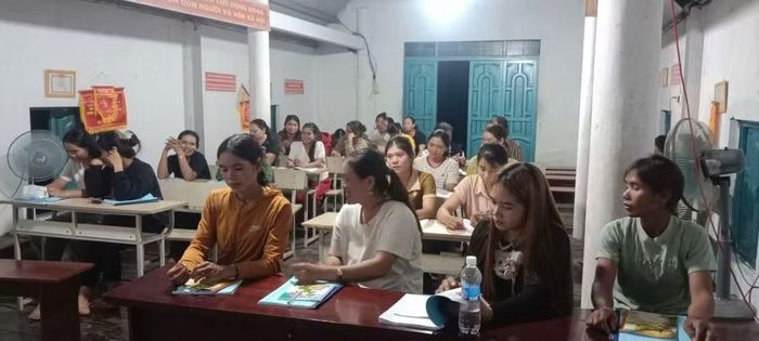 Lớp học nghề chăn nuôi được tổ chức vào buổi tối tại hội trường buôn. (Ảnh: TH)