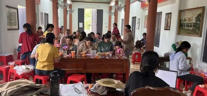 Học viên thực hành cắt, tỉa và trang trí món ăn tại lớp kỹ thuật nấu ăn.