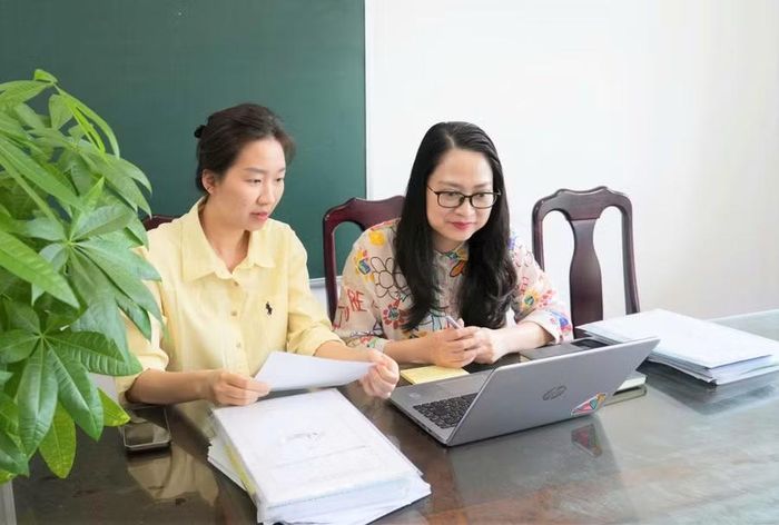 Cán bộ, giáo viên Trường THCS Trung Đô, Trường Vinh, Nghệ An tập hợp hồ sơ của học sinh khối 9. Ảnh: Hồ Lài