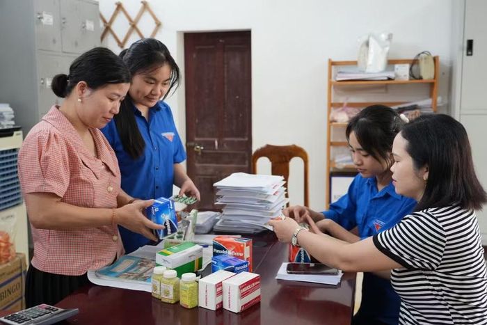 Cán bộ phòng y tế Trường THPT Anh Sơn 3 (Nhân Hòa, Nghệ An). Ảnh: Hồ Lài
