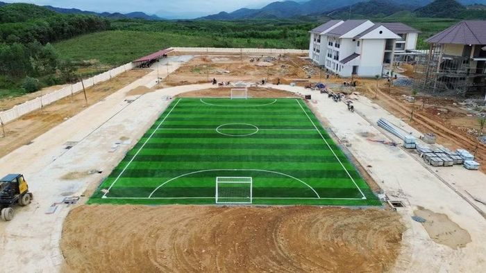 Sân vận động trong khuôn viên Trường A Lưới 3 đang gấp rút thi công.