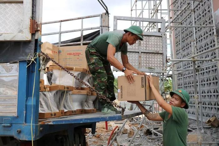 Các đơn vị đang cấp tập thi công tại dự án Trường A Lưới 4 vào ngày 12/8.