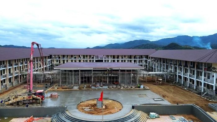 Sân trường A Lưới 3 dần thành hình.