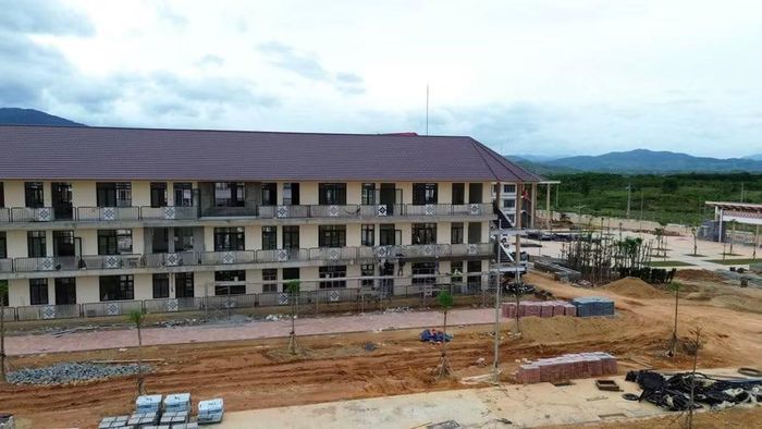 Những khối nhà cho học sinh dân tộc học bán trú dần hiện ra khang trang.