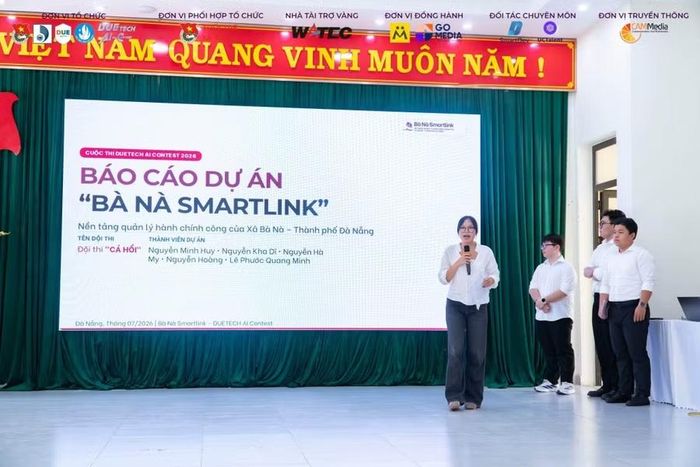 Một đội thi đang trình bày dự án.