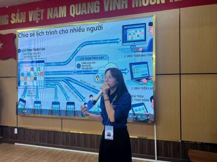 Đại diện nhóm tác giả thuyết minh website “Trà Linh - Đại ngàn Ngọc Linh”.