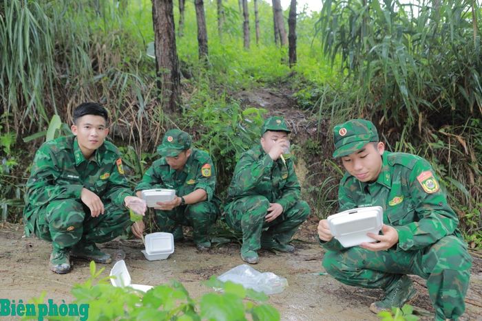 Tranh thủ giờ nghỉ trưa ngay bên công trường, cán bộ, chiến sĩ Đồn Biên phòng cửa khẩu Chi Ma dùng cơm hộp, nghỉ ngắn trước khi tiếp tục công việc vào buổi chiều. Ảnh: Thu Hiền