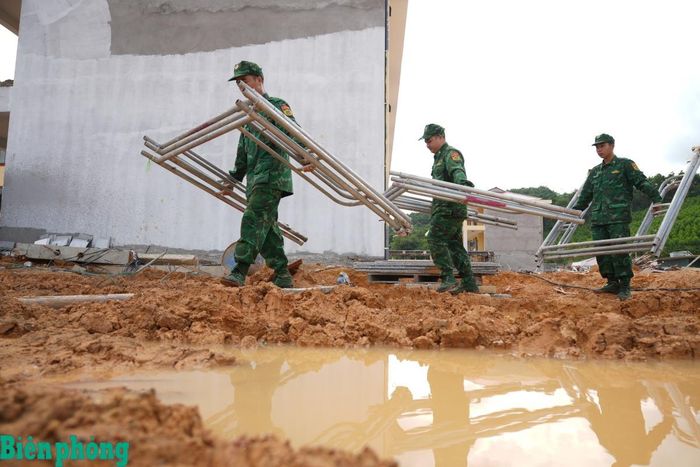 Sự chung sức của cán bộ, chiến sĩ Biên phòng, công nhân và nhân dân địa phương đang góp phần đưa Trường phổ thông nội trú liên cấp Tiểu học và Trung học cơ sở Mẫu Sơn từng ngày hoàn thiện, sẵn sàng đón học sinh bước vào năm học mới. Ảnh: Khánh Chi