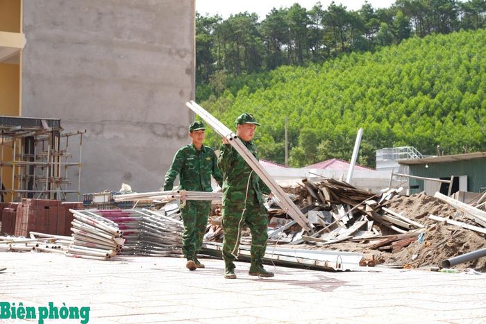 Cán bộ, chiến sĩ Đồn Biên phòng cửa khẩu Chi Ma vận chuyển vật liệu xây dựng tại công trường Trường phổ thông nội trú liên cấp Tiểu học và Trung học cơ sở Mẫu Sơn, xã Mẫu Sơn. Ảnh: Thu Hiền