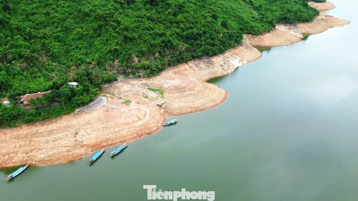  Tại khu vực bến thuyền, nơi từng tấp nập người lên xuống mỗi ngày, nay chỉ còn những chiếc ghe máy nằm im bên mép nước. Không còn cảnh du khách chờ đợi để vượt hồ sang thiền viện. Mặt hồ rộng lớn trở nên tĩnh lặng lạ thường dù đây đang là cao điểm mùa du lịch sinh thái﻿, suối thác khiến nhiều người không khỏi tiếc nuối. 