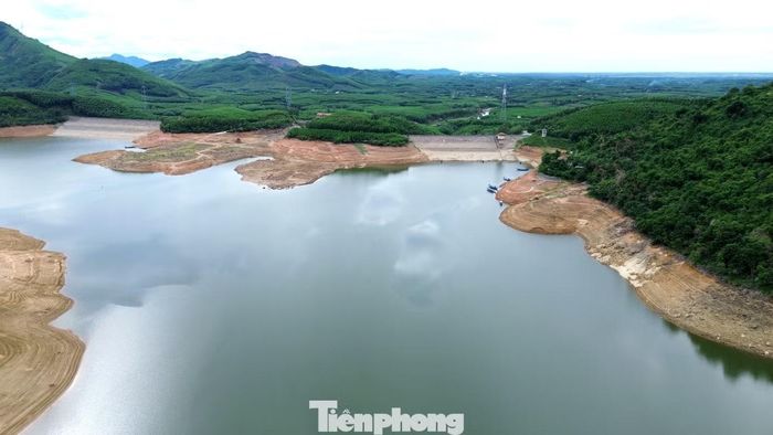  Một nguyên nhân quan trọng khác là toàn bộ hoạt động du lịch tại đây diễn ra trong phạm vi bảo vệ công trình thủy lợi hồ Truồi. Theo Luật Thủy lợi và các quy địn﻿h liên quan, hoạt động du lịch, vận tải khách bằng đường thủy, phương tiện cơ giới và các hoạt động khác trong khu vực này phải được cơ quan có thẩm quyền cấp phép. Vì vậy, Công ty TNHH MTV Khai thác thủy lợi TP. Huế đã có văn bản gửi UBND xã Lộc An đề nghị tạm dừng các hoạt động du lịch để hoàn thiện thủ tục pháp lý trước khi tiếp tục khai thác. 