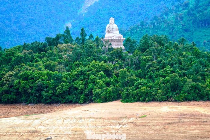 Trên cơ sở đó, UBND xã Lộc An đã ban hành thông báo thu hồi, chấm dứt việc khai thác tại bến thuyền, đồng thời điều chuyển tài sản thuộc dự án về đơn vị sự nghiệp công quản lý. Địa phương cũng phối hợp với các sở, ngành liên quan rà soát hồ sơ, tìm phương án xử lý những tồn tại liên quan đến tài sản công, đất đai, hoạt động bến thủy và việc khai thác trong phạm vi bảo vệ công trình thủy lợi.