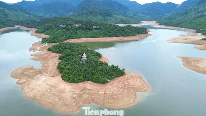  Sự vắng vẻ của hồ Truồi khiến nhiều người bất ngờ, bởi đây từng là một trong những điểm du lịch sinh thái nổi tiếng ở phía Nam TP. Huế. Năm 2019, UBND tỉnh Thừa Thiên Huế cũ (nay là TP. Huế) đã công nhận hồ Truồi là điểm du lịch﻿. Bến khách ngang hồ Truồi phục vụ vận chuyển khách sang Thiền viện Trúc Lâm Bạch Mã từng được cơ quan chức năng cho phép hoạt động đến hết ngày 31/12/2025. 